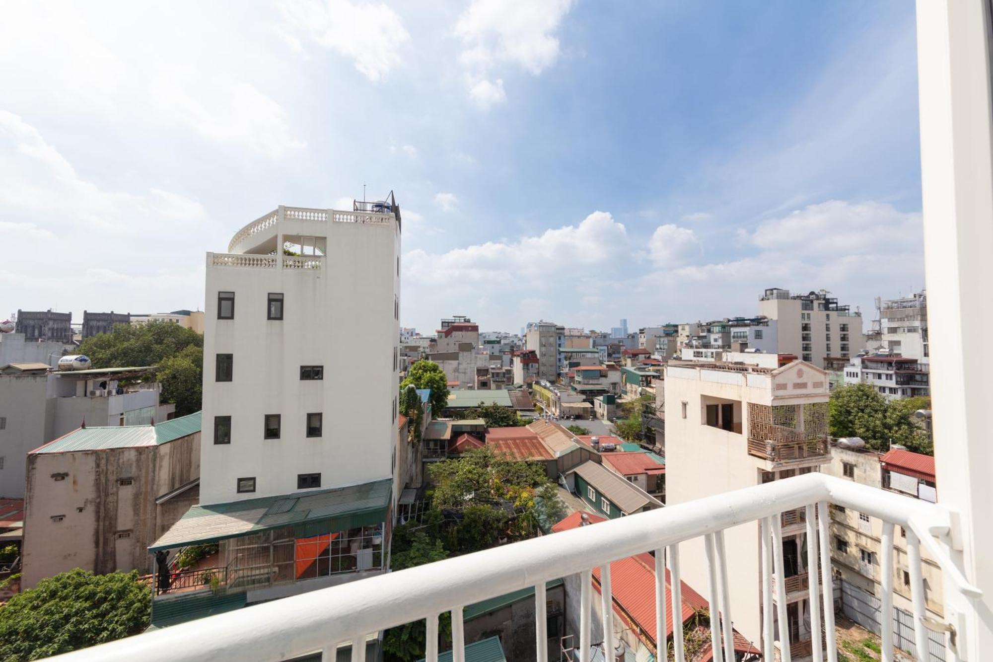 Golden Sunshine And Travel Hotel