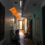 Centre Alley House & Travel