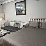 Homestay Nha Pho Ha Noi Sinsoledad - 437 Hong Ha Street