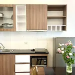 Spacious Balcony Apt•Kitchen•West Lake