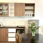 Spacious Balcony Apt•Kitchen•West Lake