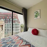 Modern Apartment In Westlake