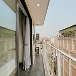 Modern Apartment In Westlake