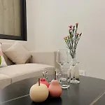 Modern Apartment In Westlake