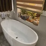 Bathhub Amoureux Chua Ha