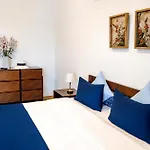 Wecozy Pacific - Spacious Apartment, Train Station Side