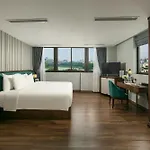 May De Ville Lakeside Hotel