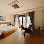 Luxe Paradise Suites Dich Vong Hau