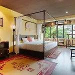Old Quarter Lux Boutique Railview Retreat