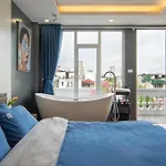 Holly\'S Elegance Retreat With Bathtub In Old Quarter