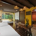 Old Quarter Lux Boutique Railview Retreat