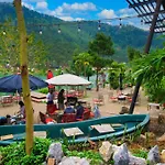 Gisy Lake Containers House