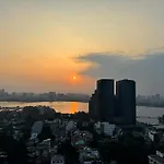 Eclectic & Popart 2 Bedroom Apt With Lake View