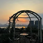 Eclectic & Popart 2 Bedroom Apt With Lake View