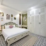 Luxe Paradise Suites Dich Vong Hau