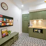 Luxe Paradise Suites Dich Vong Hau