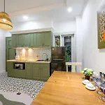 Luxe Paradise Suites Dich Vong Hau
