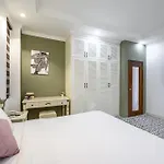 Luxe Paradise Suites Dich Vong Hau