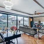Luxe Paradise Suites Dang Thai Mai
