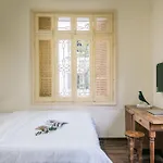 Amber Glow Apartments - Cozy Retreat Near Lake-Free Laundry