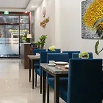 Queen Cafe Hotel