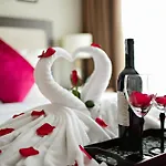 Golden Moon Suite Hotel & Travel