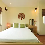 Holiday Lakeview Hotel