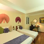 Holiday Lakeview Hotel