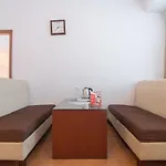 Reddoorz Plus Near Van Mieu Quoc Tu Giam