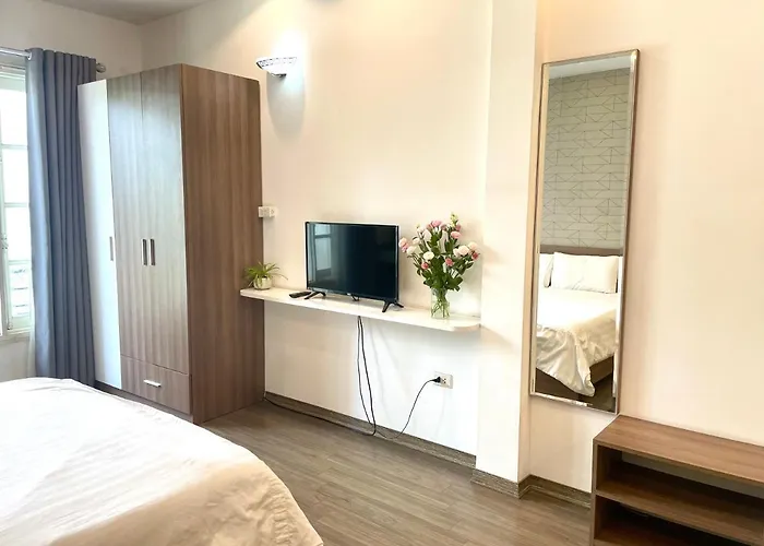 Spacious Balcony Apt•Kitchen•West Lake