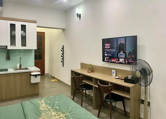 Tv-Netflix Stu 302 Near Uncle Ho\'S Mausoleum
