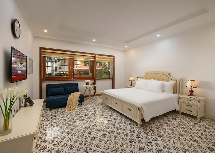 Luxe Paradise Suites Dich Vong Hau