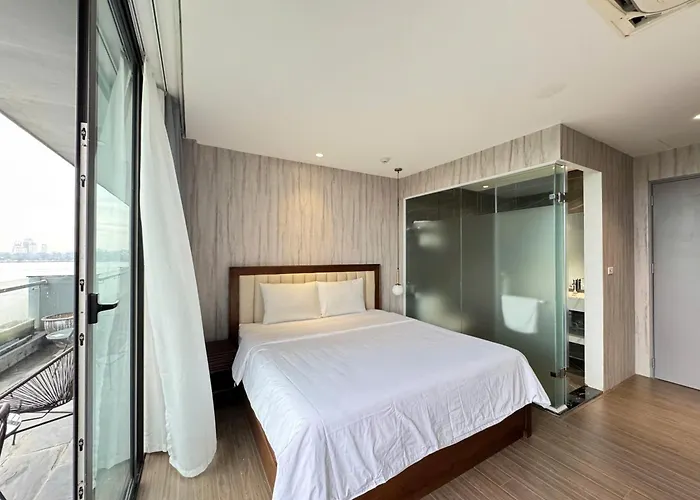 22Land Moon West Lake