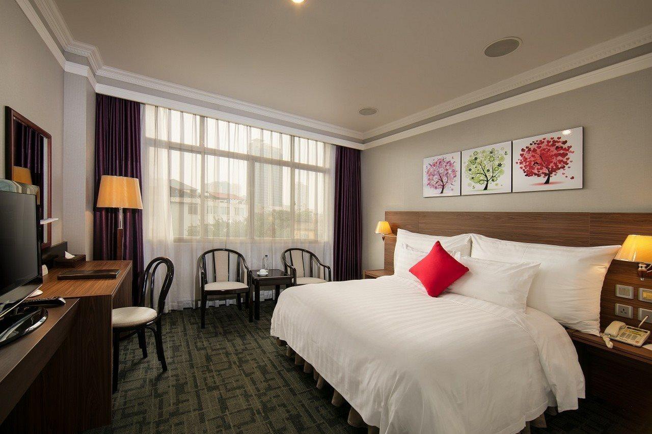 Bên Hồ Khách sạn 4*