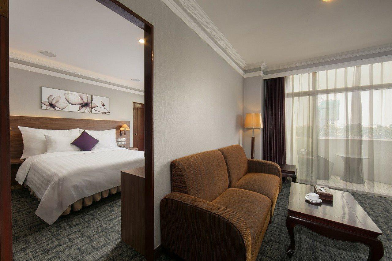 Bên Hồ 4*