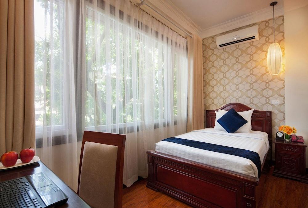 Golden Moon & Travel Hotel 3*