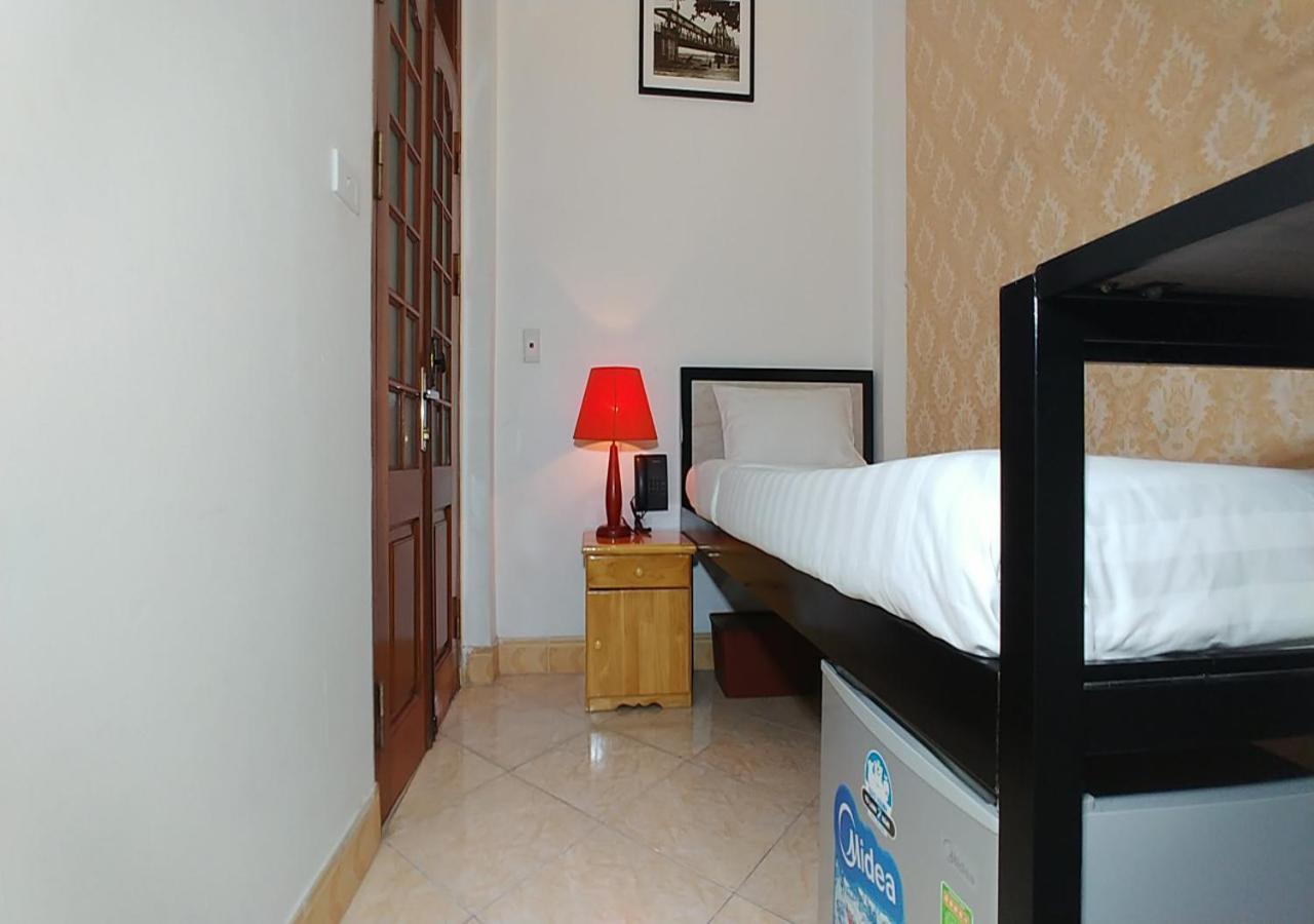 Mad Monkey Hostel *