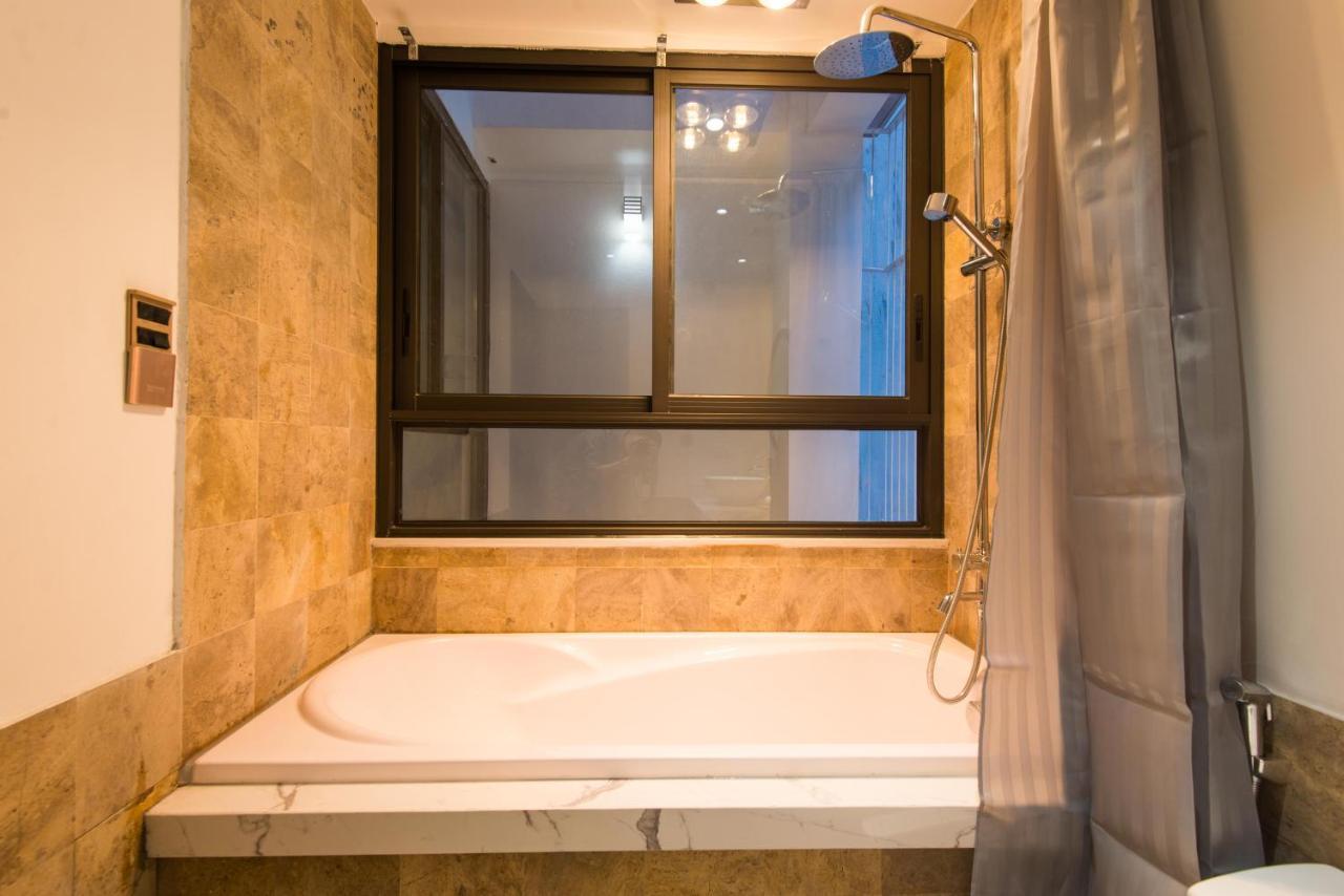 22housing & 81 Linh Lang Hanoi