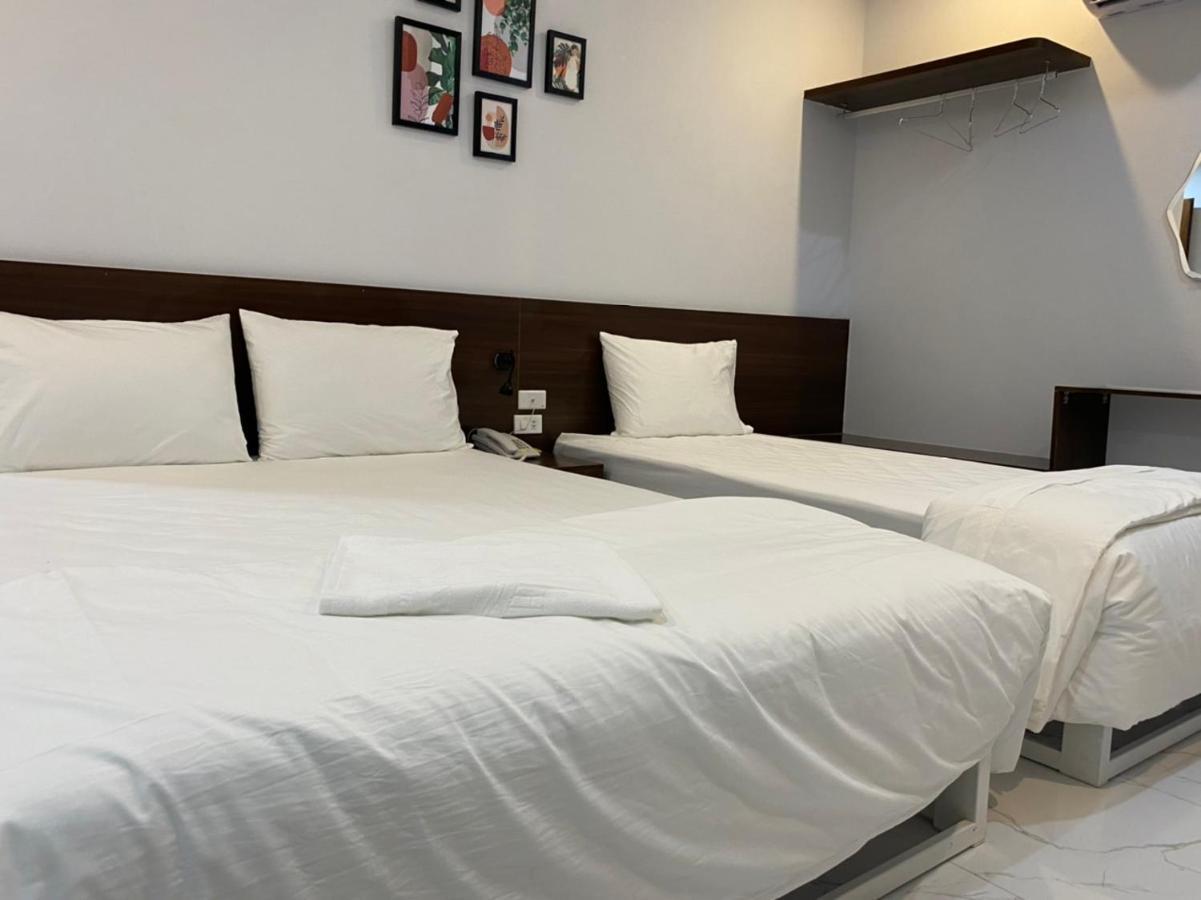 Holiday Hotel *