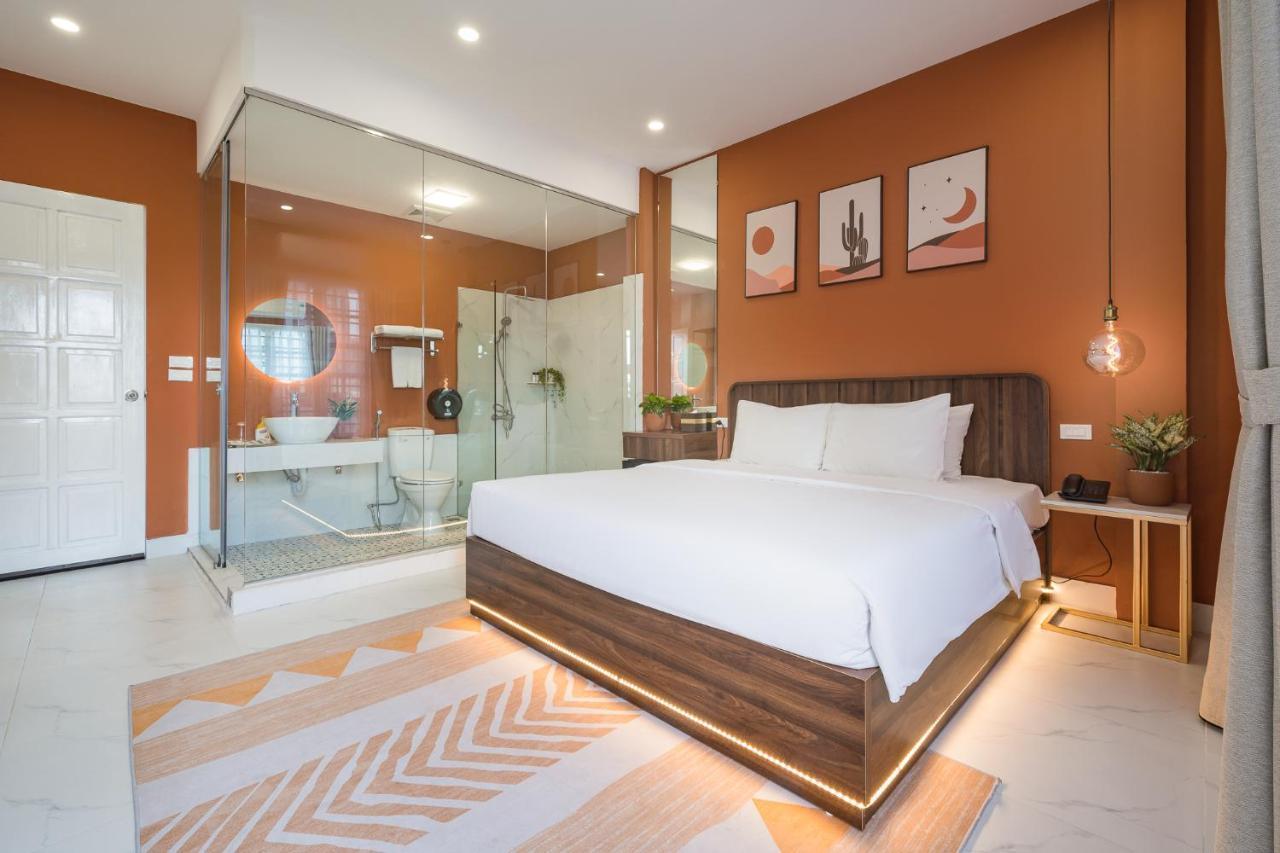 C O R O N A House Hotel