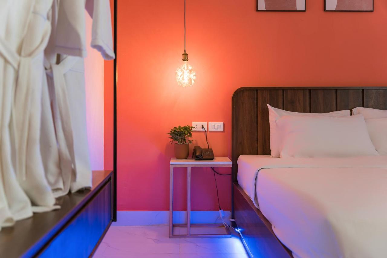 C O R O N A House Hotel