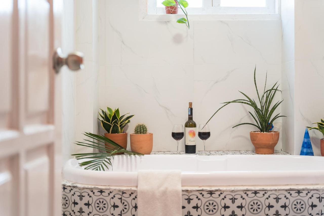 C O R O N A House Hotel Hanoi