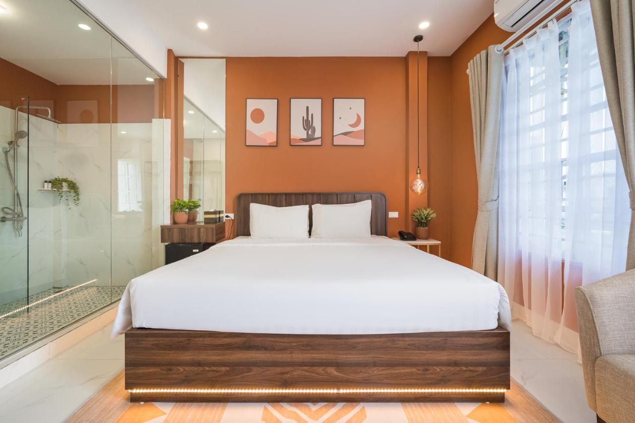 Hotel C O R O N A House *