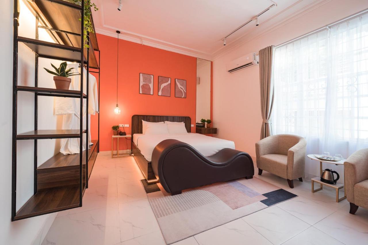 Hotel C O R O N A House