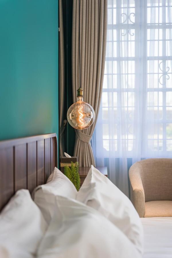 C O R O N A House Hotel