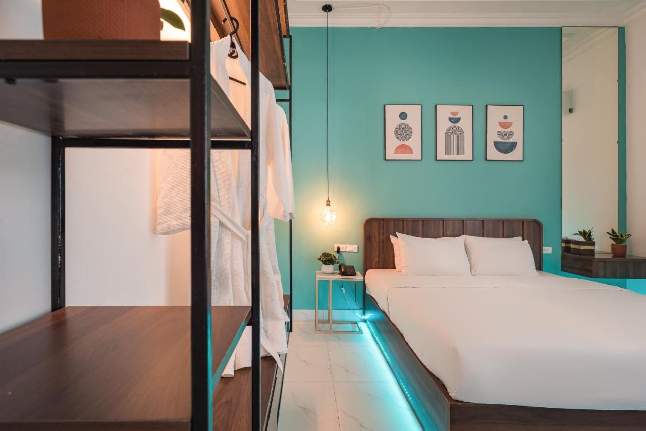 Hotel C O R O N A House *