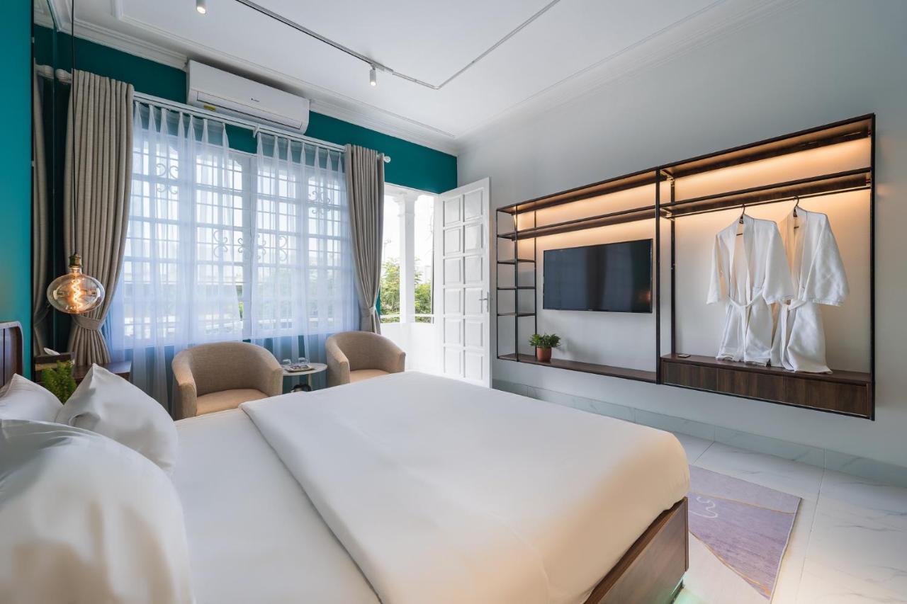 C O R O N A House Hotel