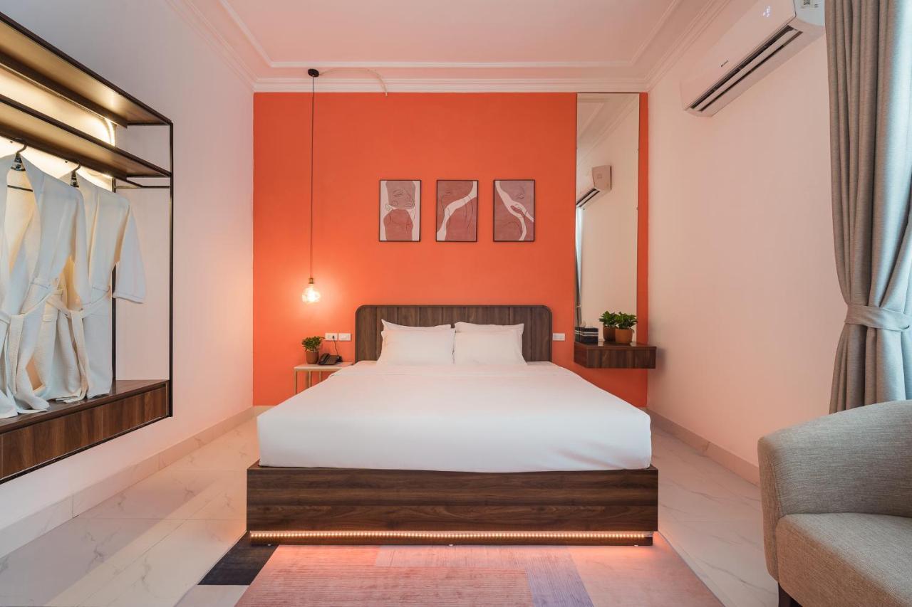 C O R O N A House Hotel