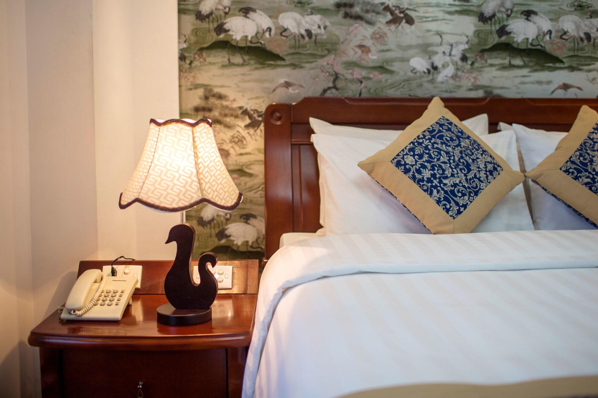 Hotel Lakeside Palace Hanoi