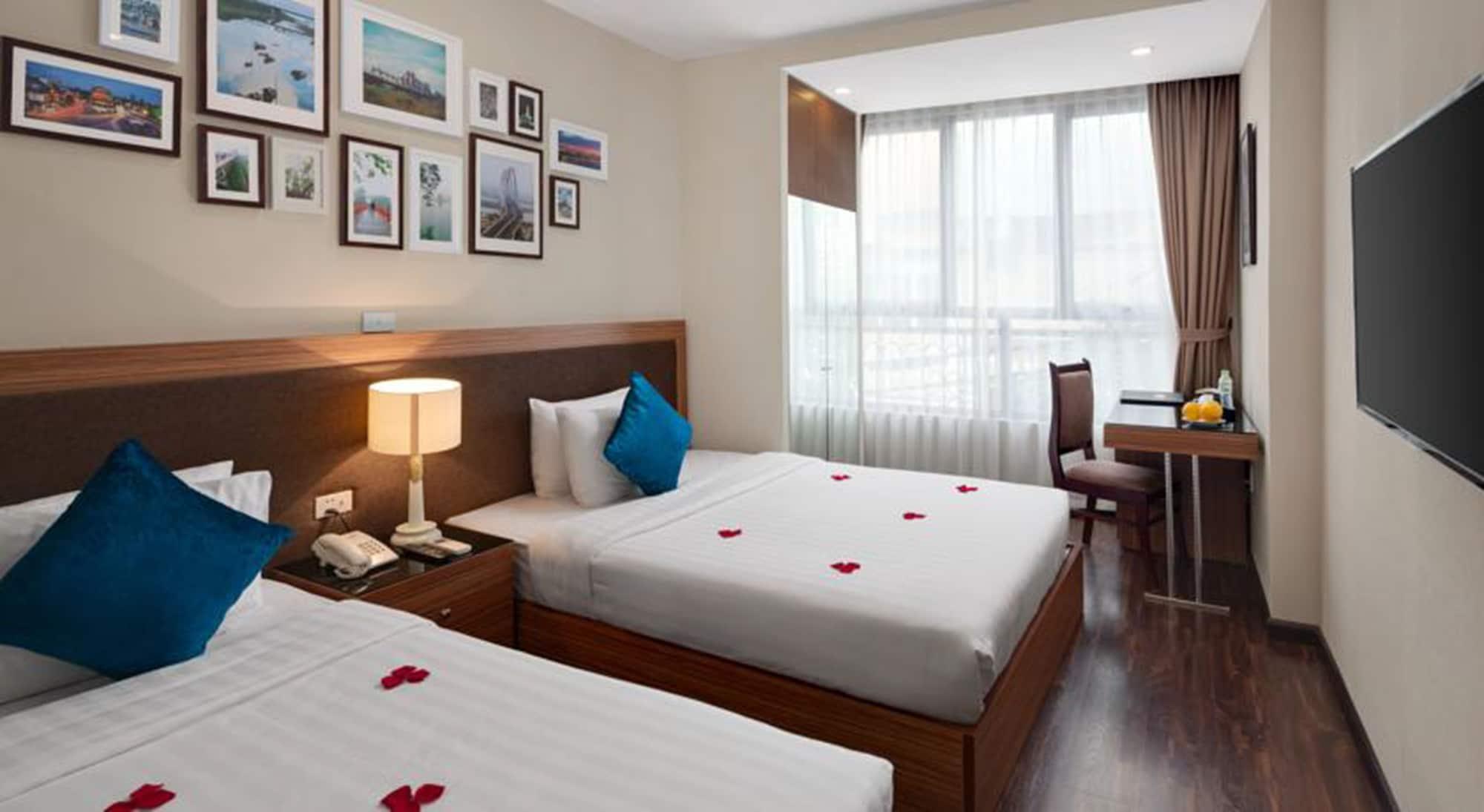Golden Moon & Travel Hotel